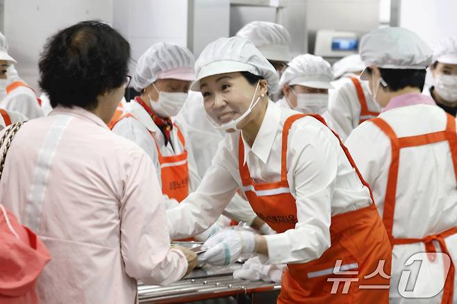 이재명 더불어민주당 대통령 후보 부인인 김혜경 여사가 16일 광주 북구 효령동 효령노인복지타운을 방문해 음식을 나누는 배식봉사를 하고 있다. 2025.5.16/뉴스1 ⓒ News1 김태성 기자