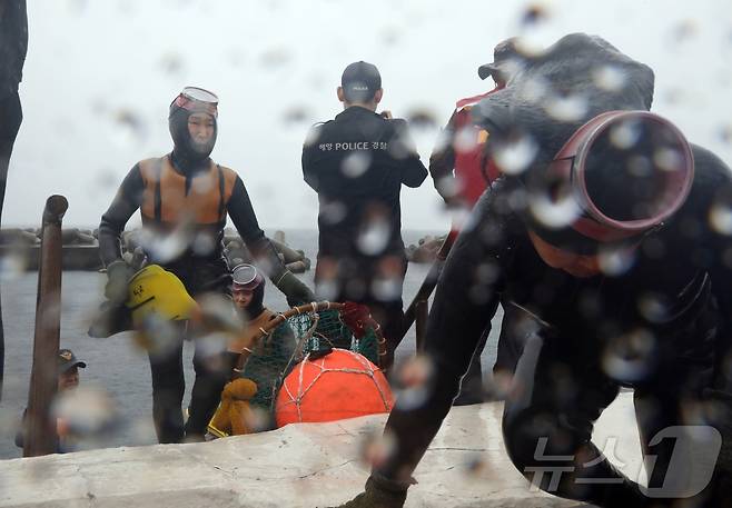 16일 제주시 탑동방파제 앞바다에서 제주 해녀구조단의 첫 해상 구조 훈련이 진행되고 있다. 이날 훈련에는 제주해양경찰서, 제주소방서, 해양재난구조대 등이 참여했다.2025.5.16/뉴스1 ⓒ News1 홍수영 기자
