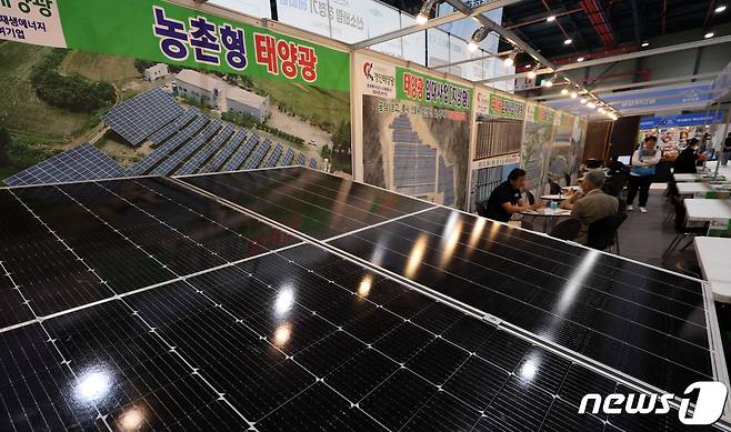 제10회 동아 건축·인테리어 박람회에 농촌형 태양광 패널이 설치되어 있다. 2023.10.12/뉴스1 ⓒ News1 김성진 기자