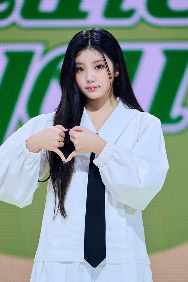 아일릿 원희의 포즈를 취하고 있다. 사진 | 빌리프랩