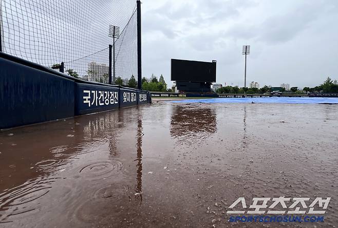 16일 광주KIA챔피언스필드에서 두산과 KIA의 경기가 예정된 가운데 그라운드에 비가 내려 방수포가 설치되어 있다. 광주=허상욱 기자wook@sportschosun.com/2025.05.16/
