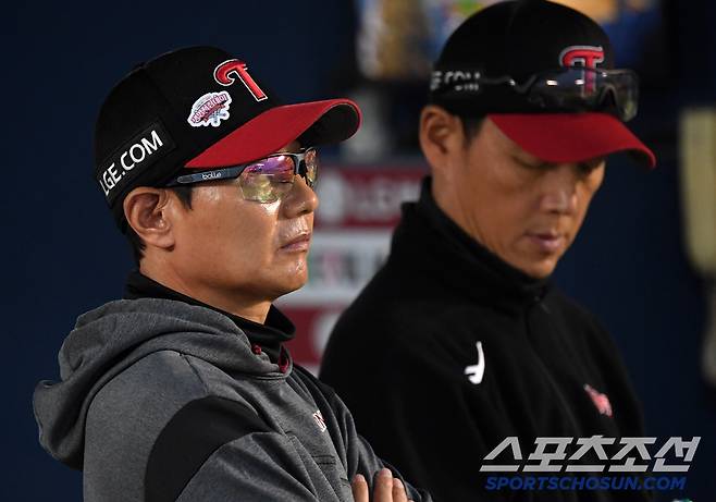 15일 잠실구장에서 열린 LG 트윈스와 키움 히어로즈의 경기. 염경엽 감독이 생각에 잠겨 있다. 잠실=박재만 기자 pjm@sportschosun.com/2025.05.15/