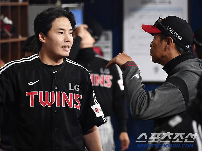 10일 서울 고척스카이돔에서 열린 LG-키움전. LG 선발투수 임찬규가 1회를 무실점으로 마친 후 김광삼 투수코치와 대화하고 있다. 고척=정재근 기자 cjg@sportschosun.com/2025.4.10/