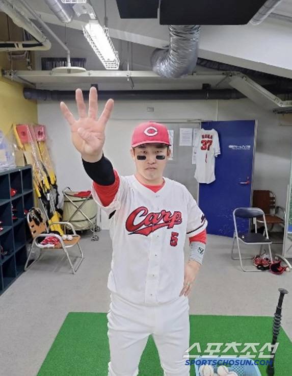 15일 요미우리를 무너트린 고조노. 0-1로 뒤진 6회 상대 선발 야마사키를 상대로 만루 홈런을 터트렸다. 사진캡처=히로시마 카프 SNS