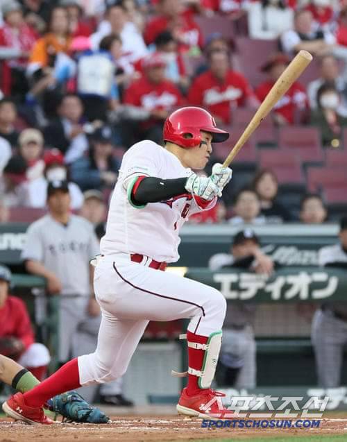 노는 투수땅볼, 3루수 땅볼을 기록하고 세 번째 타석에서 스랜드슬램을 날렸다. 사진캡처=히로시마 카프 SNS