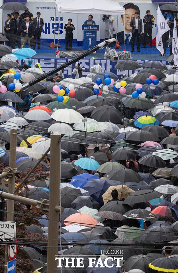 이재명 더불어민주당 대선 후보가 16일 오후 전북 전주시 전북대학교 앞에서 지지를 호소하고 있다. /전주=뉴시스