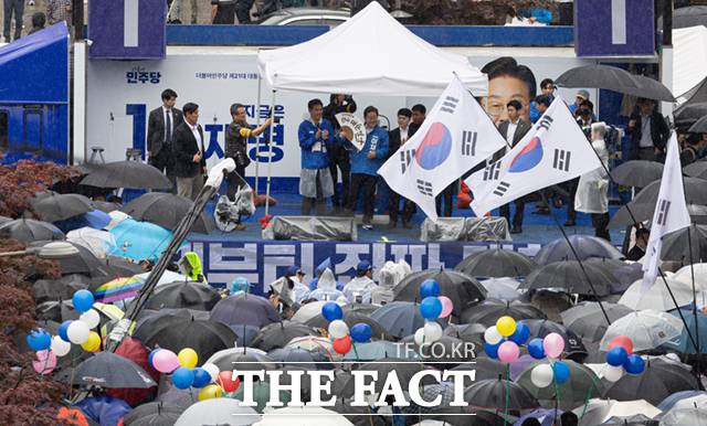 이재명 더불어민주당 대선 후보가 16일 오후 전북 전주시 전북대학교 앞에서 '이제부터 진짜 대한민국'이 적힌 전주 한지 부채(함죽선)를 들어보이고 있다. /전주=뉴시스