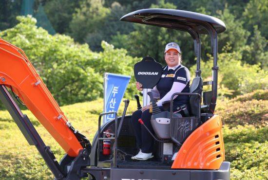 박인비가 2018년 두산 매치플레이 우승 직후 부상으로 받은 굴삭기에 앉아 환하게 웃고 있다. KLPGA