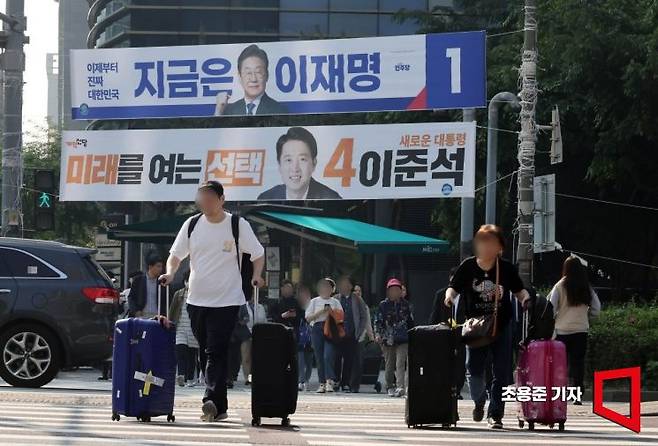 서울 마포구 공덕오거리에 더불어민주당 이재명 후보와 개혁신당 이준석 후보의 현수막이 걸려 있다. 위 기사 이해를 돕기 위한 사진으로 내용과는 무관.
