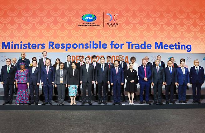 15일 제주 서귀포시 제주국제컨벤션센터(ICC)에서 열린 ‘2025 아시아태평양경제협력체(APEC) 통상장관 회의’ 개회식에서 정인교(앞줄 왼쪽에서 여덟째) 통상교섭본부장과 제이미슨 그리어(앞줄 왼쪽에서 일곱째) 미 무역대표부 대표, 리청강(앞줄 왼쪽에서 아홉째) 중국 상무부 국제무역협상 대표 등이 기념 촬영을 하고 있다. 이번 행사엔 회원국 21곳은 물론 세계무역기구(WTO), 경제협력개발기구(OECD) 등 국제기구들도 초청을 받아 참석했다./산업통상자원부