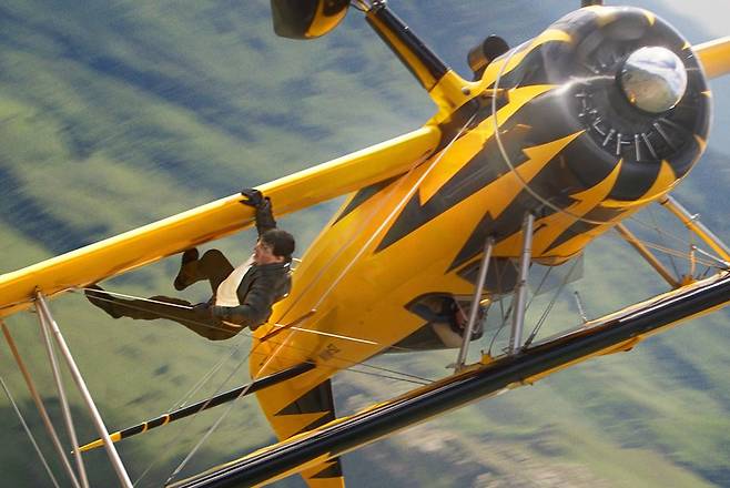 대역을 쓰지 않는 리얼 액션으로 유명한 톰 크루즈. 17일 개봉하는 '미션 임파서블' 8편의 촬영 장면 사진.