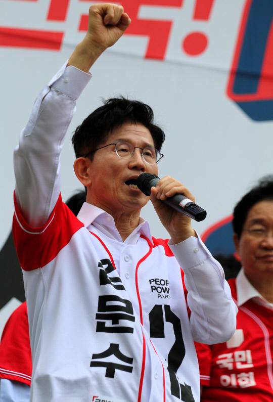 16일 김문수 국민의힘 대선 후보가 천안신세계백화점 앞에서 열린 유세에서 지지를 호소하고 있다. 윤평호 기자