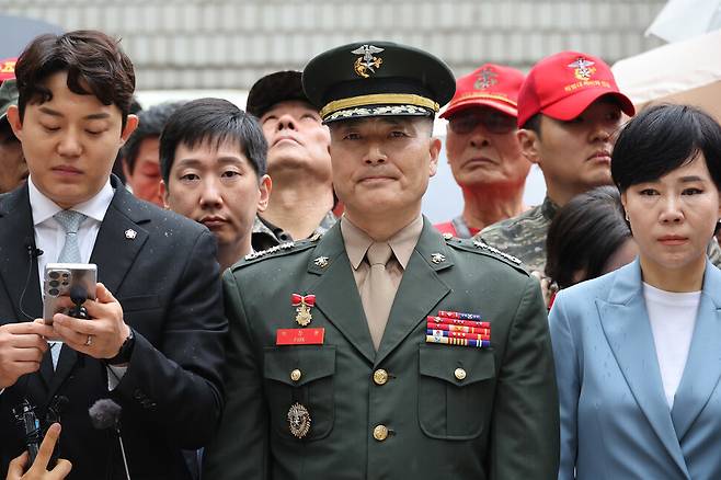 박정훈 대령이 16일 서울 서초구 서울중앙지방법원 앞에서 채상병 사건 관련 2심 준비공판에 출석을 앞두고 기자회견을 하고 있다. 정용일 선임기자 yongil@hani.co.kr