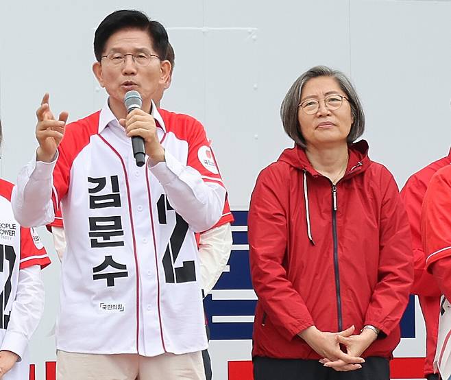 이수정 국민의힘 경기 수원정 당협위원장이 16일 오전 경기 화성시 동탄센트럴파크에서 김문수 국민의힘 대통령 후보가 유세하는 모습을 지켜보고 있다. 신소영 기자 viator@hani.co.kr
