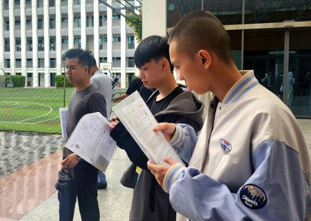 11일 베트남 하노이 마리퀴리 중고등학교 한국어능력시험(TOPIK·토픽) 시험장에서 한 응시자가 수험표를 재차 검토하고 있다. 하노이=허경주 특파원