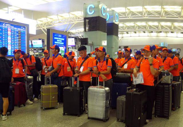 7일 베트남 하노이 노이바이 국제공항에서 고용허가제(EPS)를 통해 한국으로 향하는 노동자들이 출국을 기다리고 있다. 하노이=허경주 특파원