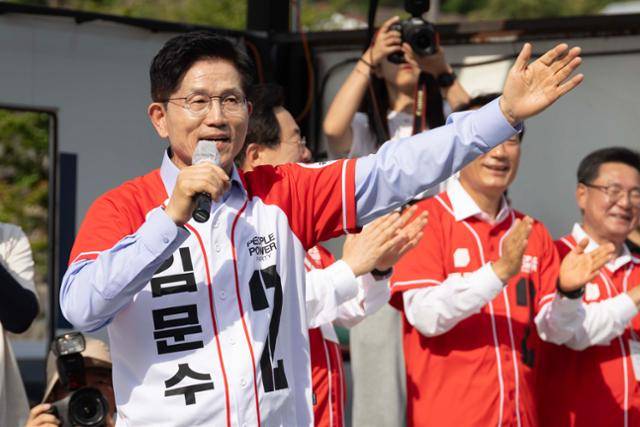 김문수 국민의힘 대선 후보가 14일 경남 밀양시 밀양관아 앞에서 열린 유세에서 시민들에게 지지를 호소하고 있다. 밀양=하상윤기자
