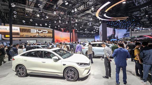지난달 '2025 오토상하이'가 열린 중국 상하이 국립전시컨벤션센터에서 중국 전기차 업체 비야디(BYD) 부스 주변에 관람객들이 몰려들고 있다. 한국자동차기자협회 제공