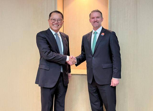 한화오션(왼쪽) 김희철 대표가 16일 오후 제주 서귀포에서 제이미슨 그리어 미국무역대표부(USTR) 대표와 만나 조선산업 협력방안에 대해 논의했다. 한화오션 제공