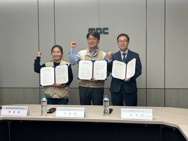 16일 단체교섭을 체결한 염정열(왼쪽부터) 방송작가지부장과 이호찬 언론노조위원장, 김순규 목포MBC 사장. 방송작가지부 제공