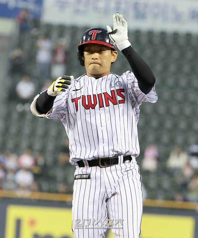 15일 오후 잠실야구장에서 열린 2025 프로야구 키움과 LG 경기. LG 함창건이 4회 좌중간 안타를 날리고 기뻐하고 있다. 잠실=정시종 기자 capa@edaily.co.kr /2025.05.15.