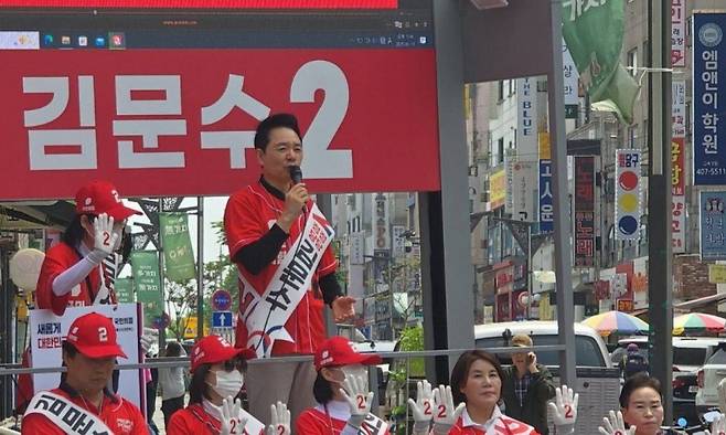 김문수 후보 유세 중인 장성민 전 의원. (본인 페이스북 캡처)