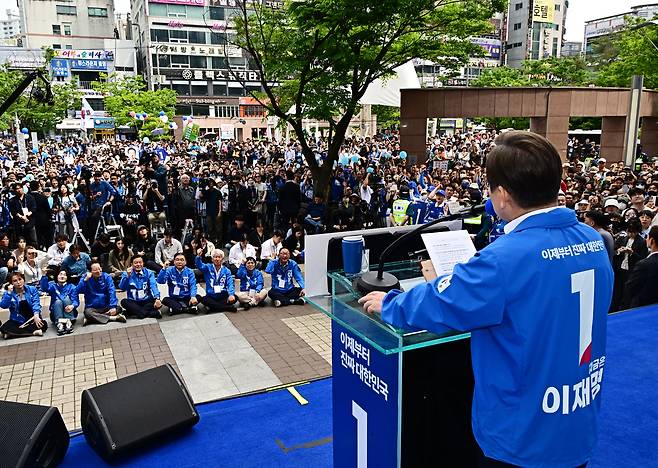 이재명 더불어민주당 대선후보가 14일 오후 경남 창원시 성산구 상남분수광장에서 열린 집중유세에 참석해 연설을 하고 있다. 김성룡 기자