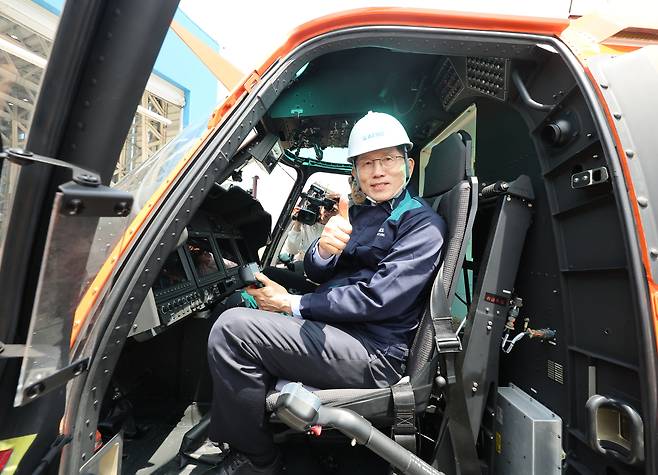 김문수 국민의힘 대선 후보가 14일 경남 사천시 항공정비업체인 한국항공서비스(KAEMS)를 방문해 산림청 헬기에 탑승하고 있다. 임현동 기자