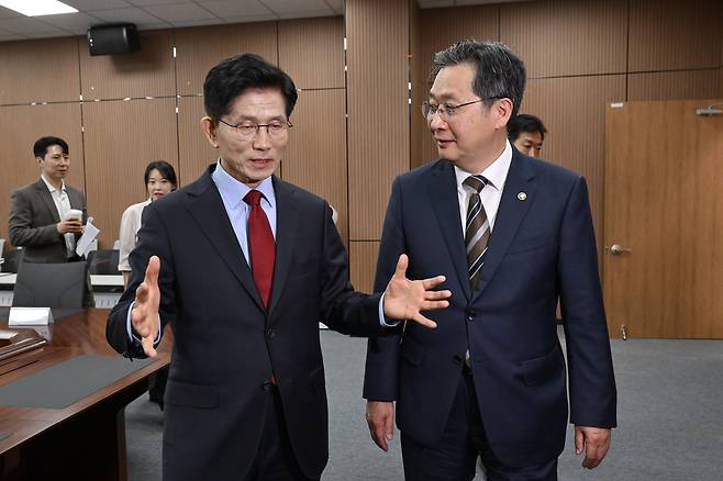 김문수 국민의힘 대선 후보가 14일 경남 사천시 우주항공청에서 간담회를 마친 뒤 윤영빈 청장과 대화하고 있다. 임현동 기자