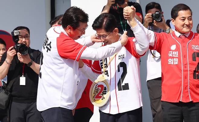 김문수 국민의힘 대선 후보가 마패를 목에 걸고 있다. 임현동 기자