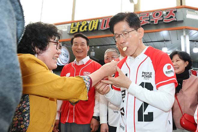 김문수 국민의힘 대선 후보가 14일 경남 진주시 중앙시장을 찾아 음식을 시식하고 있다. 임현동 기자