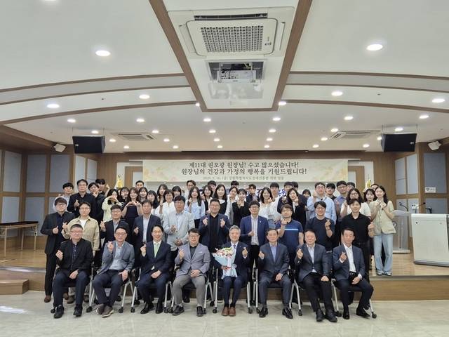 ▲ 강원특별자치도 경제진흥원은 16일 진흥원에서 전 직원들이 참석한 가운데 권오광 원장 퇴임식을 가졌다.