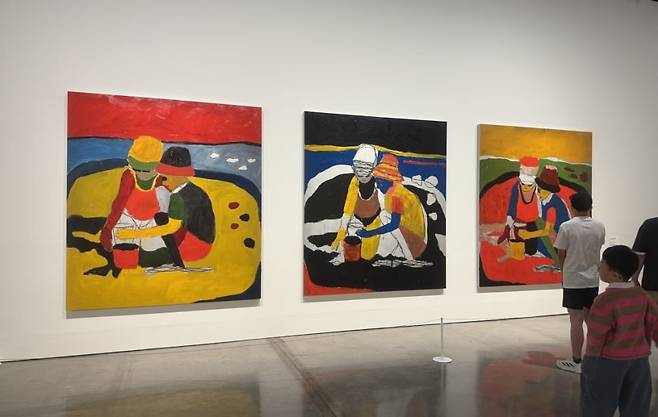 대구미술관에서 열린 《션 스컬리: 수평과 수직》의 전시 작품 <성모마리아 삼면화(Madonna Triptych)> / 사진. © 정연진