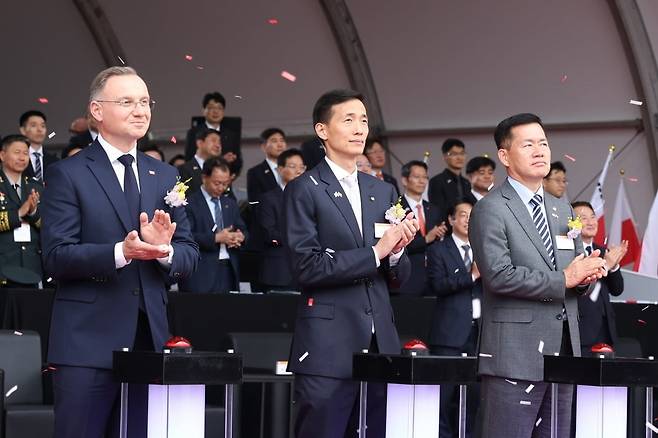 2024년 10월 25일 한화에어로스페이스 창원3사업장에서 열린 폴란드 대통령 방문 환영 기념행사에서 김동관 한화그룹 부회장이 안제이 두다 대통령, 석종건 방위사업청장 등 참석자들과 함께 K9, 천무 등 실물장비 기동시연을 보며 박수를 치고 있다. 사진=한화에어로스페이스