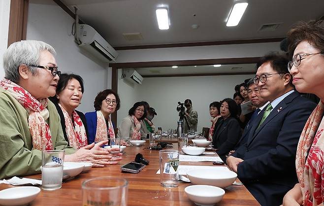 5·18 민주화운동 45주년을 이틀 앞둔 16일 우원식 국회의장과 5·18 성폭력 피해자 모임인 ‘열매’가 광주 서구 한 식당에서 오찬 간담회를 하고 있다. 정효진 기자