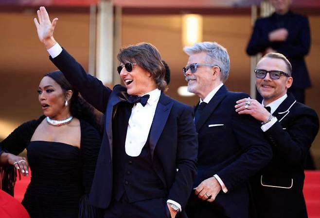 (From left) Actors Angela Bassett and Tom Cruise, director Christopher McQuarrie, and actor Simon Pegg pose on the red carpet ahead of the screening of “Mission: Impossible – The Final Reckoning” on May 14 (local time), the second day of the 78th Cannes Film Festival. AFP-Yonhap News