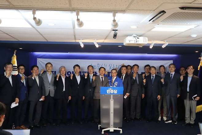 퇴임한 재외공관장 모임인 ‘실용 국민외교 지원단’이 16일 서울 여의도 민주당 중앙당사에서 이재명 후보 지지 성명을 발표하고 있다. 위성락 의원실 제공