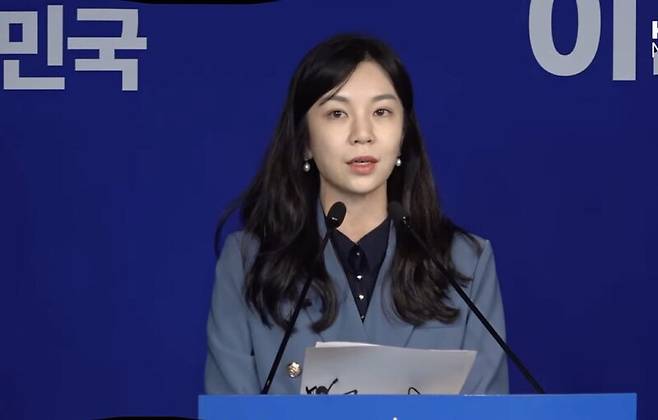 브리핑하는 김한나 민주당 선대위 대변인