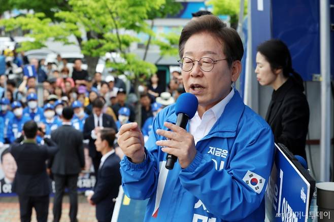 (군산=뉴스1) 이재명 기자 = 이재명 더불어민주당 대통령 후보가 16일 오후 전북 군산시 구시청광장에서 시민들에게 지지를 호소하고 있다. (공동취재) 2025.5.16/뉴스1 Copyright (C) 뉴스1. All rights reserved. 무단 전재 및 재배포, AI학습 이용 금지. /사진=(군산=뉴스1) 이재명 기자