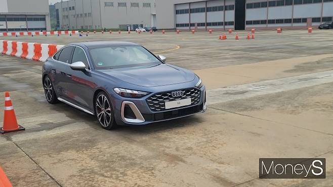 아우디 코리아가 국내 출시를 앞둔 프리미엄 중형 세단 '더 뉴 아우디 A5'와 'S5' 체험 행사를 열었다. 사진은 S5. /사진=김창성 기자