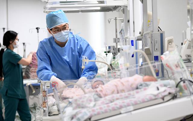 정은영 계명대 동산병원 소아외과 교수가 지난 4월 8일 대구 달서구 신당동 계명대 동산병원 5층 신생아중환자실(NICU)에서 수술을 마친 환아를 살펴보고 있다. 윤성호 기자