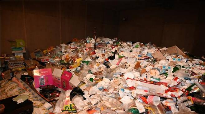 A씨 은신처에서 발견된 쓰레기 모습. 부여경찰서 제공
