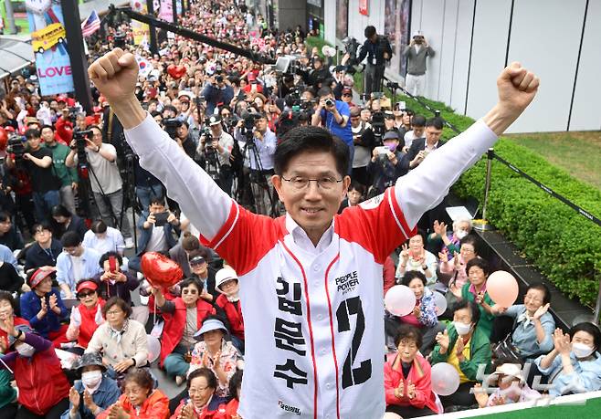 김문수 국민의힘 대선 후보가 16일 오후 충남 천안 신세계백화점 천안아산점 앞 광장에서 유권자들에게 지지를 호소하고 있다. 윤창원 기자