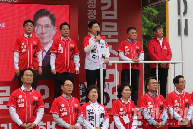 ▲지지 호소중인 권성동 국민의힘 중앙선대위원장ⓒ프레시안(김영란)