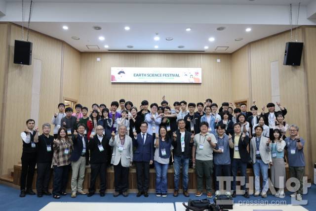 ▲2025 동아시아 고등학생 지구과학 축전 단체사진ⓒ국립광주과학관