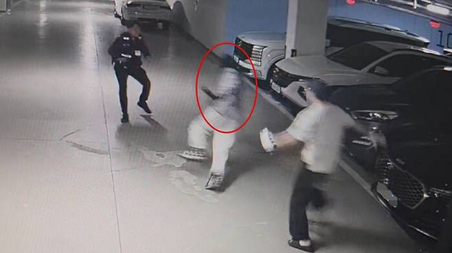 차털이범(빨간 원) 쫓는 경찰과 시민