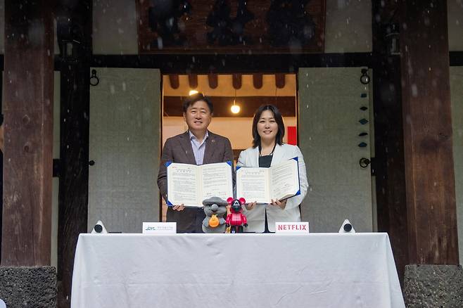 오영훈 제주특별자치도지사(사진 왼쪽)와 김민영 넷플릭스 아시아 태평양 지역(인도 제외) 콘텐츠 VP가 16일 업무협약식에서 기념사진을 촬영하고 있다. 넷플릭스 제공