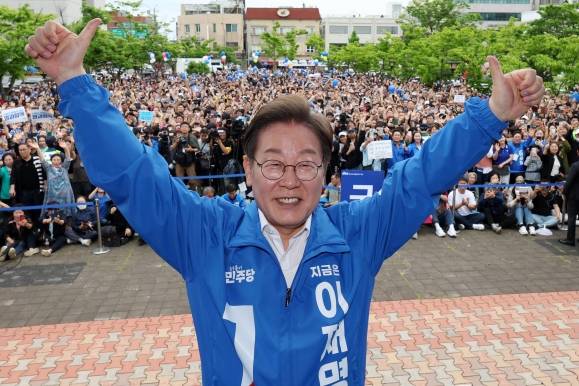 이재명 후보, 군산에서 엄지척 - 이재명 더불어민주당 대선 후보가 16일 전북 군산시 구시청광장에서 열린 유세에서 엄지를 들어 보이고 있다. 군산 연합뉴스