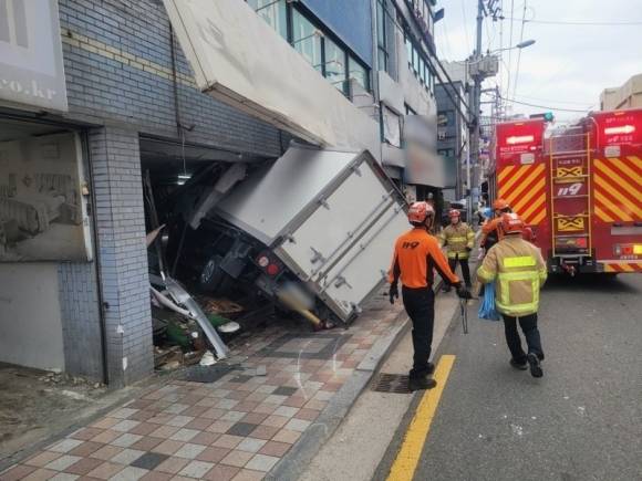 1톤 화물차가 상가로 돌진한 현장/부산 경찰청 제공