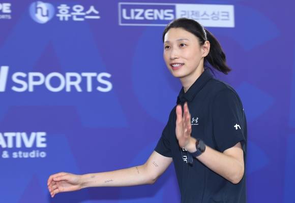 배구 여제 김연경이 16일 인천 삼산월드체육관에서 열린 KYK 인비테이셔널 2025 미디어데이에서 팬들에게 인사하고 있다. 연합뉴스